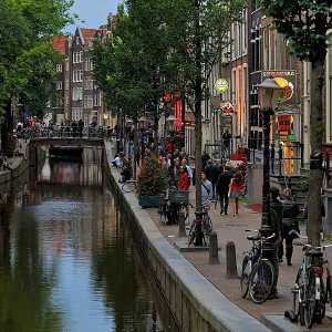 Red-light_district_of_Amsterdam_by_day